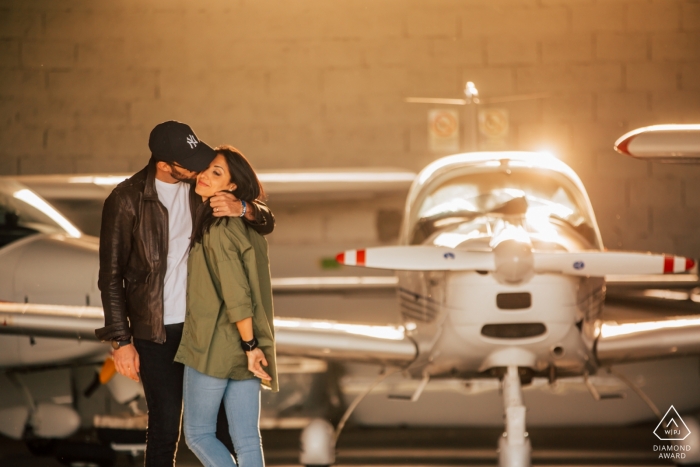 Foto por: <a href="https://www.wpja.com/photos/diamond-award-top-wedding-engagement-photographer/2434986"> Enrico Celotto - Mussolente Vicenza Fotos de compromiso de amor del aeropuerto de Vicenza | retrato de una pareja con avioneta