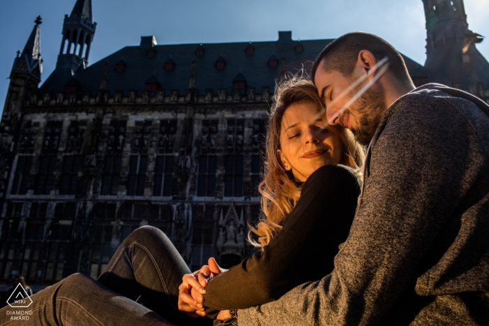 Fotógrafo anterior a la boda en Alemania: los amantes de un día soleado en Aquisgrán