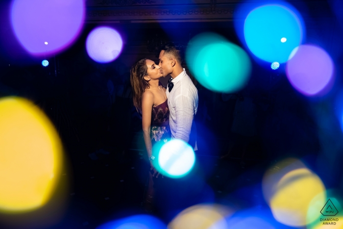 Sesión de compromiso antes de la boda en Udaipur, India | Retratos de bokeh de una pareja antes de su boda.