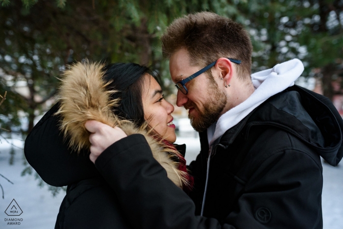 Montreal, sesión de retrato en Quebec, entre pinos - foto de invierno de compromiso