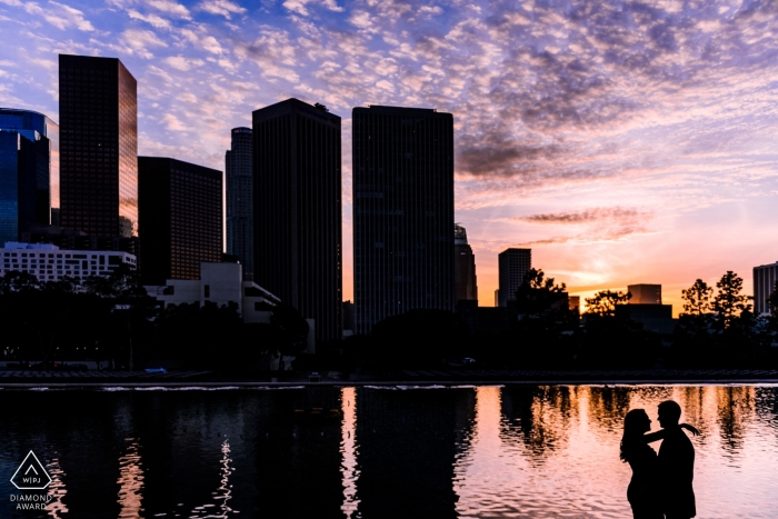 Session d'engagement sur l'eau et l'électricité à Los Angeles | portraits de silhouette avant le mariage