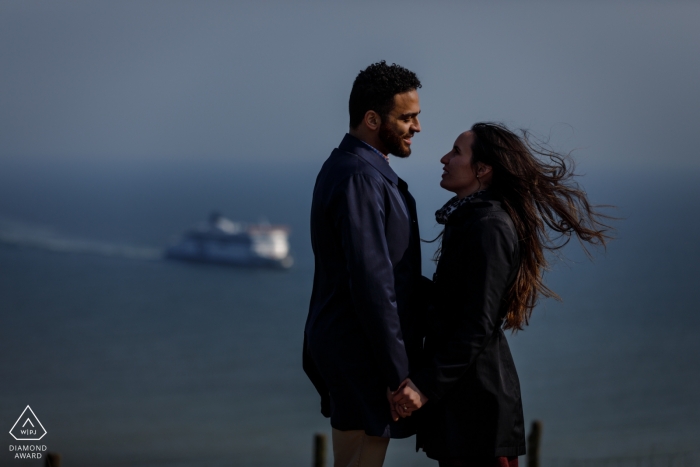 Ein überraschender Heiratsantrag an den White Cliffs von Dover, Kent, Großbritannien