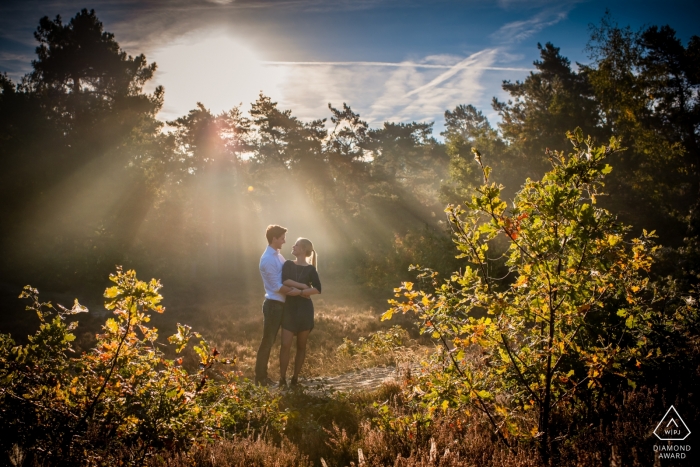 Foto: <a href="https://www.wpja.com/photos/diamond-award-top-wedding-engagement-photographer/2450636"> Caroline Elenbaas - Heijningen Noord Brabant Bleiben Sie in Ordnung Bergen op Zoom mit dem schönen Morgenlicht ein schönes Paar, Farbbild, auf dem Moor und Wald in Bergen op Zoom