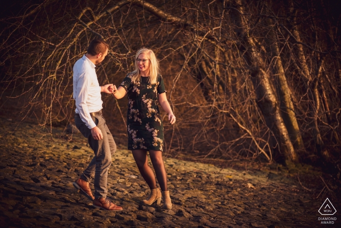 marcher sur le bord de la rivière, avec une belle faible lumière, faite en février de cette année, avec un couple charmant | Photographie d'engagement de Fort Sabina Heijningen