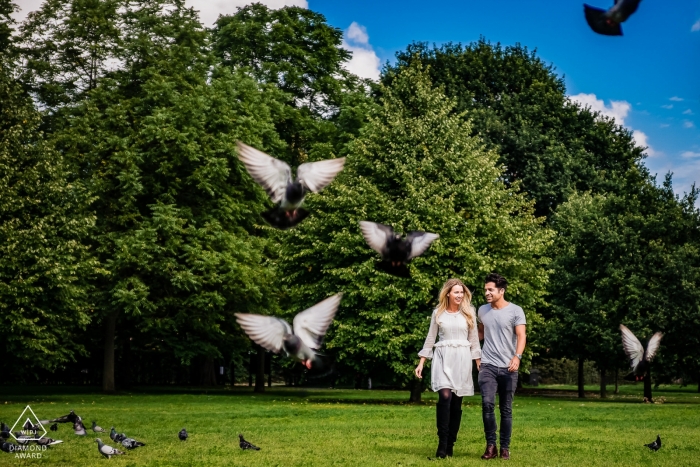 London, UK Park engagement Photo shoot - Perché gli uccelli appaiono all'improvviso, ogni volta che sei vicino?