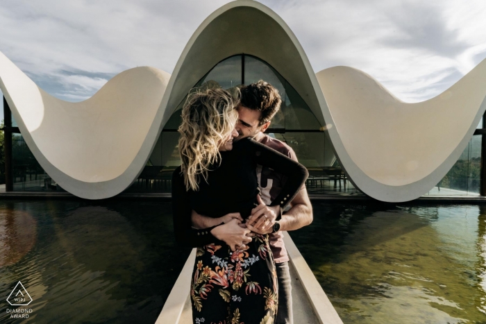 Portraits de fiançailles Franschhoek - Les formes organiques de la petite chapelle prennent les yeux du couple dans une boucle sans fin