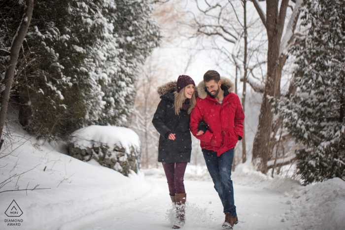 Portraits de fiançailles à Milton, Ontario - Le couple part en randonnée d'hiver dans la neige avec sa veste