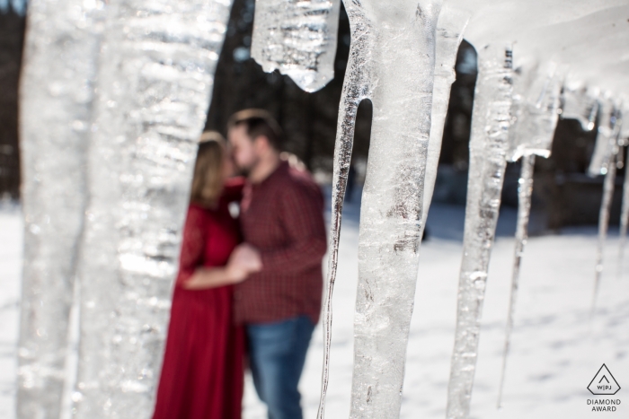 Elora, tournage de fiançailles en Ontario | Les glaçons de l'hiver ne peuvent pas refroidir leur séance d'amour