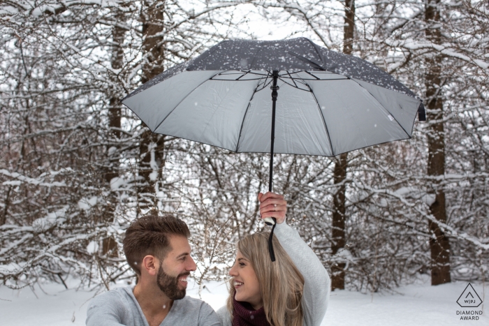 Photos d'engagement de Milton, Ontario - Le parapluie, la neige, le couple et leur amour