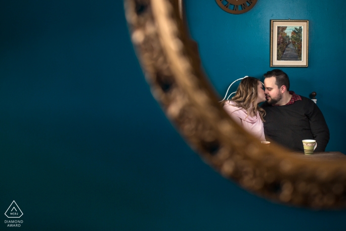 Photo par: <a href="https://www.wpja.com/photos/diamond-award-top-wedding-engagement-photographer/2432676"> Lori-Anne Crewe - Ayr Ontario Elora, séance de portraits en Ontario - Les amateurs de café au Canada se reflètent dans le miroir
