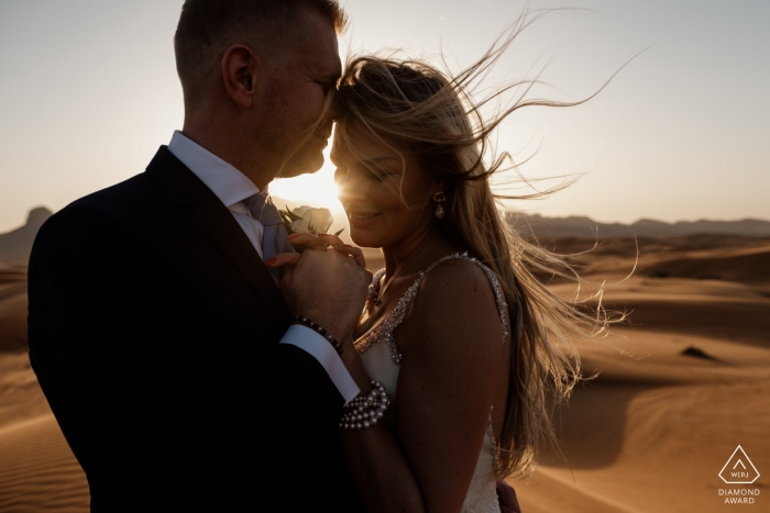 Désert de Maleiha, Dubaï - Séance de pré-mariage dans le désert avec un vent chaud qui lui souffle les cheveux