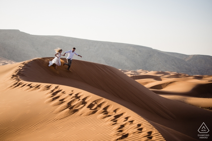 Fossil Rock, foto di fidanzamento pre-matrimonio di Dubai | Correndo giù per le dune