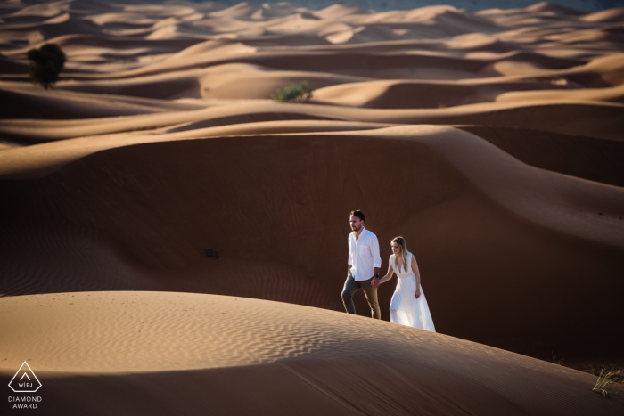 Sesión de compromiso de la tarde en Fossil Rock, Dubai | Dune Wandering para pareja recién comprometida