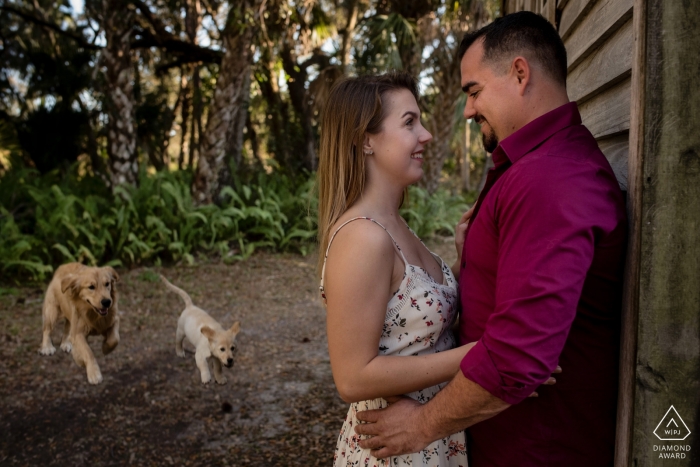 Photo: <a href="https://www.wpja.com/photos/diamond-award-top-wedding-engagement-photographer/2438451"> Julie Ambos - Key West en Floride Key West Engagement avec un couple et deux chiens