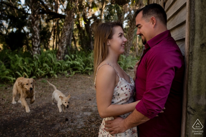 Key West Engagement fun com um casal e dois cachorros