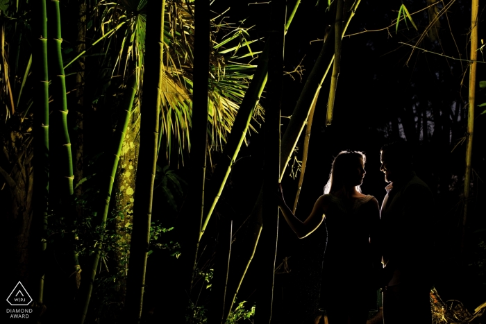 Foto di fidanzamento Key West in una foresta - da un fotografo di matrimoni in Florida