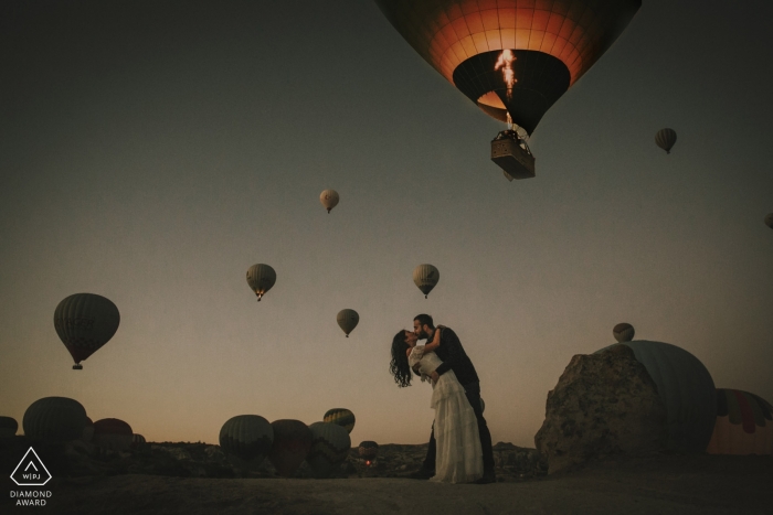 Photo: <a href="https://www.wpja.com/photos/diamond-award-top-wedding-engagement-photographer/2439776"> Emre Nesli - Istanbul Istanbul Portraits de fiançailles en Cappadoce d'un couple s'embrassant sous des montgolfières