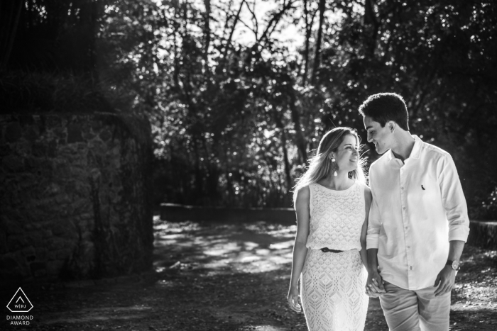 Photo by: <a href="https://www.wpja.com/photos/diamond-award-top-wedding-engagement-photographer/2432106">Clara Sampaio - Rio de Janeiro Rio de Janeiro Rio de Janeiro, Brasil engagement session on a nature walk/Trail