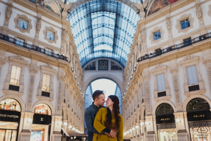 Foto por: <a href="https://www.wpja.com/photos/diamond-award-top-wedding-engagement-photographer/2442416"> Federica Ariemma - Napoli Napoli Galleria Umberto sesión de retratos de compromiso en Milán