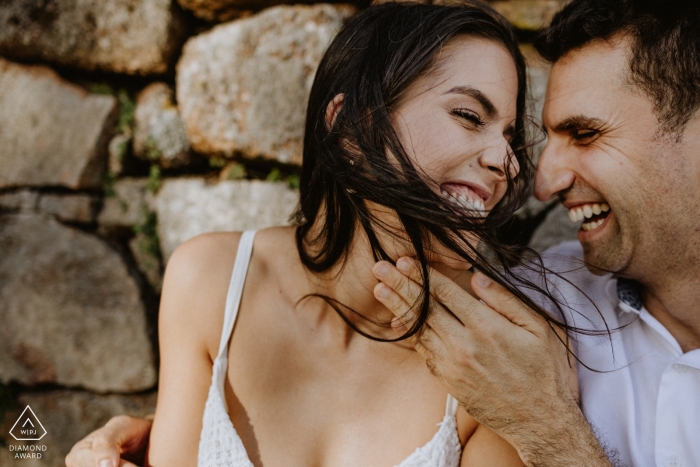 Séance de fiançailles Brésil - portrait avec le couple en riant