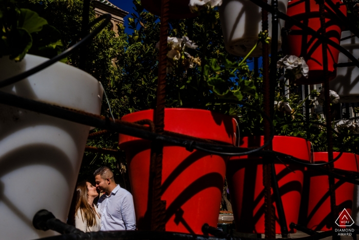 Foto por: <a href="https://www.wpja.com/photos/diamond-award-top-wedding-engagement-photographer/2449626"> Toni Miranda - Alcoy Alicante Murcia compromiso sesión de retrato en el sol con sombras y rojo