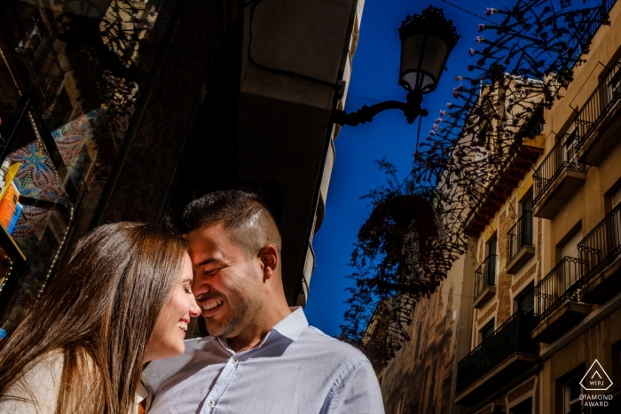 Photographe d'engagement d'Alicante | séance de portrait pré-mariage en ville