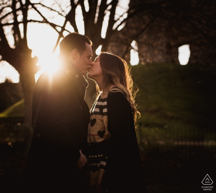 Verlobungsfotos des Christchurch Priory | Porträts eines Paares bei Sonnenuntergang, das in die Sonne schießt