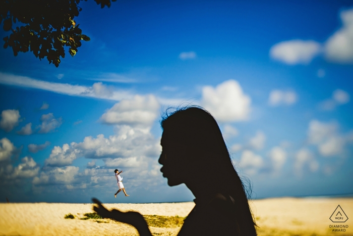Photo by: <a href="https://www.wpja.com/photos/diamond-award-top-wedding-engagement-photographer/2449111">Qi Xiang - Nanping Beach pre-wedding portrait photography | Light and movement. Silhouette and action.