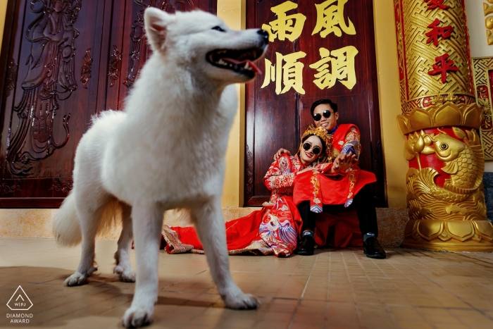 Foto door: <a href="https://www.wpja.com/photos/diamond-award-top-wedding-engagement-photographer/2434911"> Tuan Duong - Ho Chi Minh Tra Vinh - Viet Nam engagement fotograaf zegt: De hond is zo schattig omdat hij op het juiste moment verschijnt