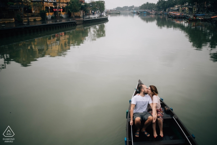 Foto door: <a href="https://www.wpja.com/photos/diamond-award-top-wedding-engagement-photographer/2439026"> Trung Dinh - Da Nang Da Nang Pre-wedding portret fotoshoot in een boot op de rivier in Hoi An Vietnam