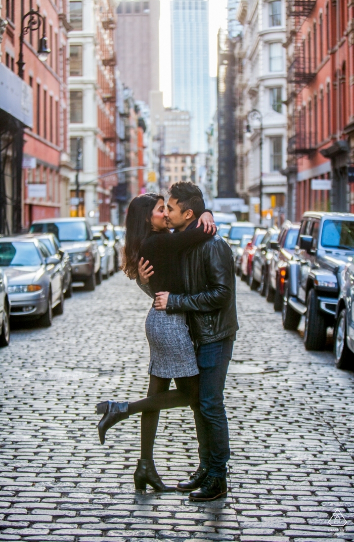 Portraits de pré-mariage à New York, avant le mariage - un couple de fiancés profite d'un moment dans les rues de New York.