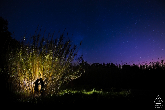 Séance de portrait éclairée par Siracusa la nuit | photographie d'amour de fiançailles en Sicile