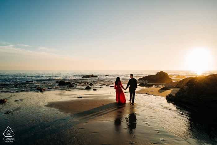 Ritratti di fidanzamento di Newport Beach durante il fotografo di matrimoni Magic Hour - California