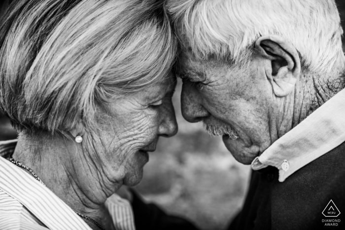 Foto por: <a href="https://www.wpja.com/photos/diamond-award-top-wedding-engagement-photographer/2448496"> Julien Laurent Georges - París Francia pareja cara a cara en blanco y negro | comprometido a cualquier edad
