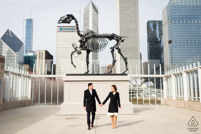 Porträts vor der Hochzeit in Chicago, IL – Das Dinosaurierskelett auf dem Dach.