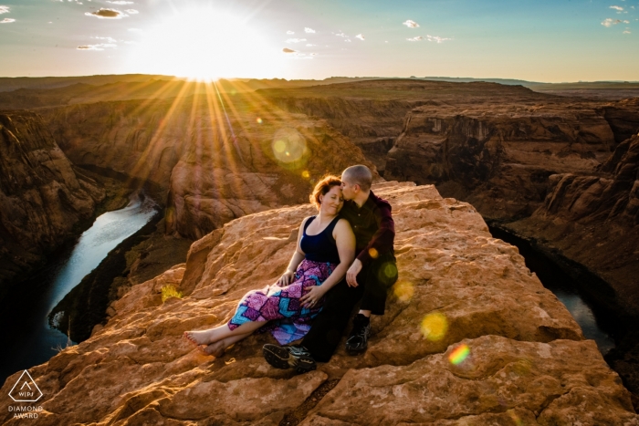 Verlobungsporträtsitzung bei Sonnenuntergang in Horseshoe Bend