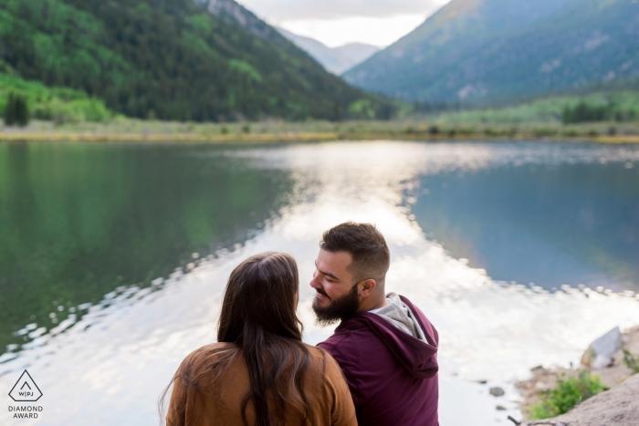 Sessione di fidanzamento al Cottonwood Lake a Buena Vista, CO - ritratti pre-matrimonio in acqua