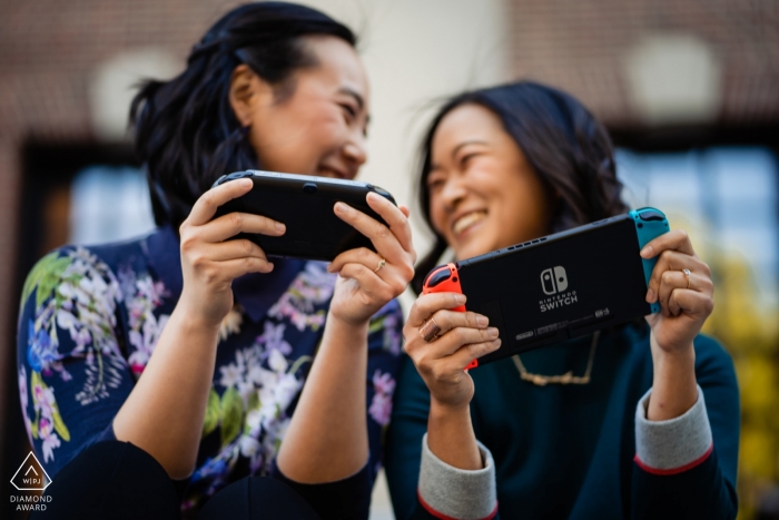 jouer à la Nintendo Switch pendant une séance de fiançailles à Harvard Square