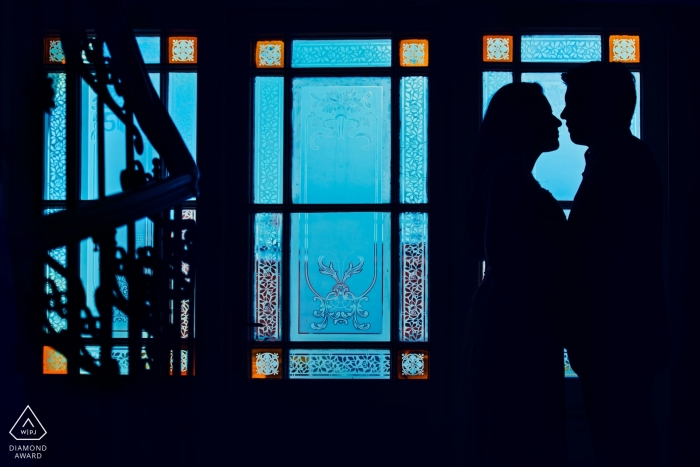 Foto por: <a href="https://www.wpja.com/photos/diamond-award-top-wedding-engagement-photographer/2452611"> Jay Hoque - Uxbridge London Fotos de compromiso de Praga, República Checa | Creativa silueta de una pareja contra vidrieras.