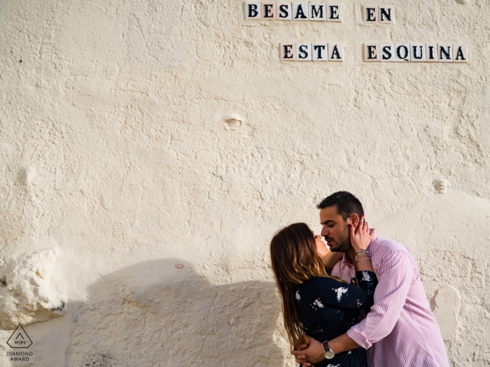 Rota, Spain Pre-wedding portrait | esquina couple in love and kissing