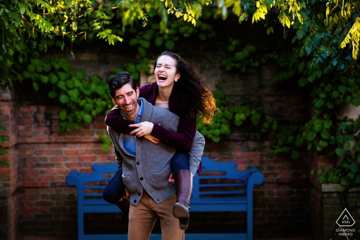 Portraits d'avant mariage à Chicago, IL - Promenades en ferroutage pour ce couple nouvellement fiancé Portraits d'avant mariage à Chicago, IL - Promenades en ferroutage pour ce couple nouvellement fiancé