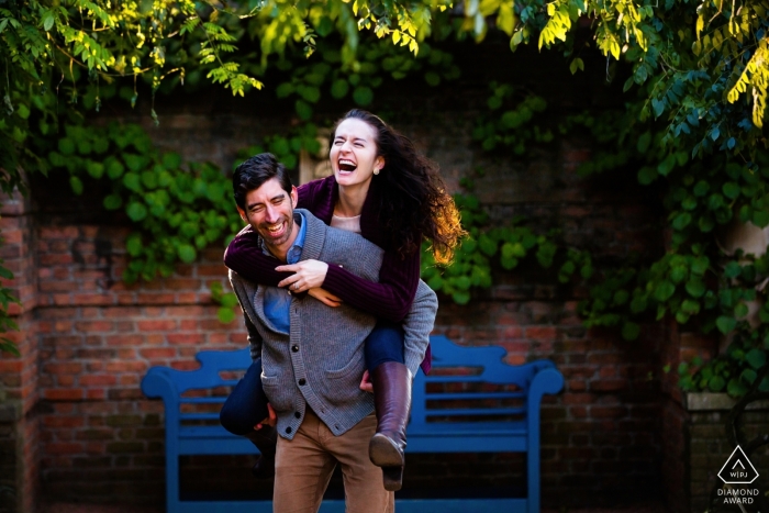 Retratos previos a la boda en Chicago, IL - Piggyback Rides para esta pareja recién comprometida