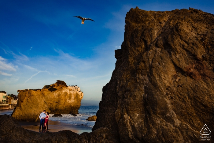 Malibu, Califórnia Beach Engagement Session perto da beira da água e falésias