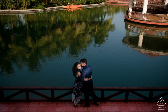 Zdjęcie: <a href="https://www.wpja.com/photos/diamond-award-top-wedding-engagement-photographer/2434161"> Vijay Anand - Bangalore Karnataka Sesja zaręczynowa Pondicherry | wyższy kąt kamery z widokiem na parę i wodę