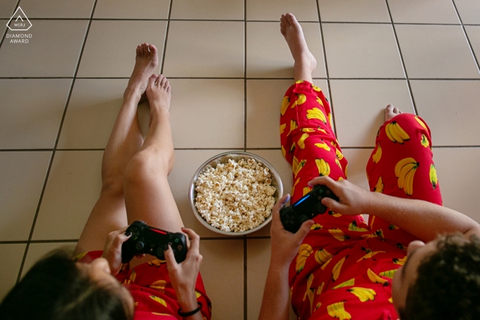 Pré-wedding couple portraits at Casa do noivo - popcorn and Xbox games