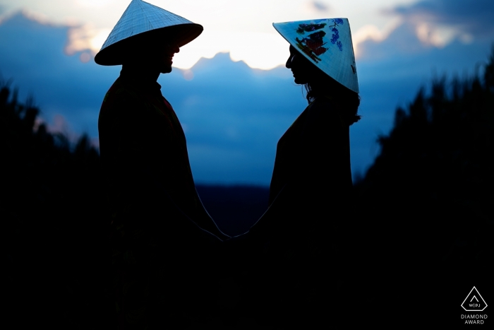 Photo by: <a href="https://www.wpja.com/photos/diamond-award-top-wedding-engagement-photographer/2452901">Claudia Amorim - Goiânia Goias Casa do noivo Pré-wedding portrait session at dusk - silhouetted couple profiles