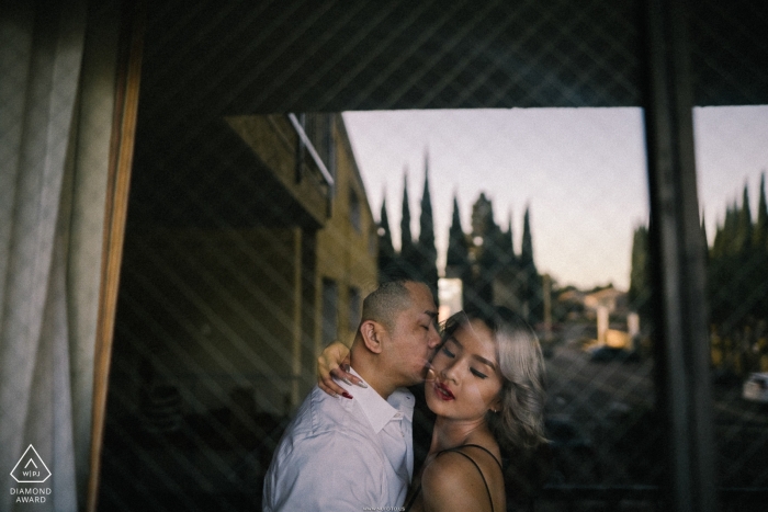 Foto: <a href="https://www.wpja.com/photos/diamond-award-top-wedding-engagement-photographer/2448966"> Thinh Phan - Chandler, Arizona Santa Ana Kalifornien Verlobungsporträts - sie sagt zu ihm: Kiss me