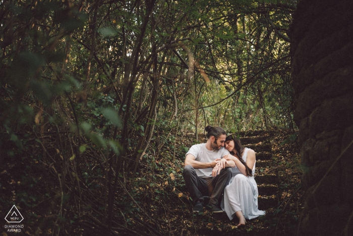 Foto: <a href="https://www.wpja.com/photos/diamond-award-top-wedding-engagement-photographer/2432721"> Hristina Handzhieva - Lovech Lovech, Bulgarien Verlobungsfotoaufnahme unter dem Baldachin des dunklen Waldes durch einen dokumentarischen Hochzeitsfotografen von WPJA