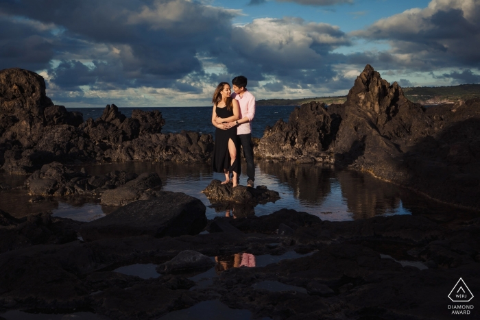 Foto door: <a href="https://www.wpja.com/photos/diamond-award-top-wedding-engagement-photographer/2434741"> Nicole Chan - Quincy Massachusetts Maui, Hawaii verlovingssessie op het strand in de getijdepoelen