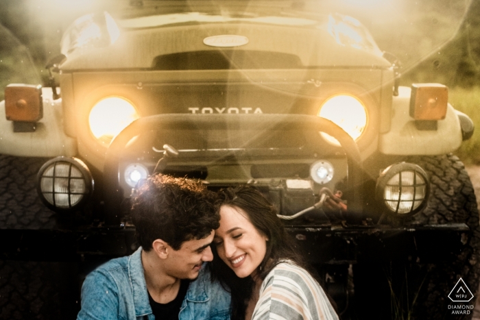 Macae Pre retratos de boda de una pareja sentada frente a un Toyota todoterreno SUV